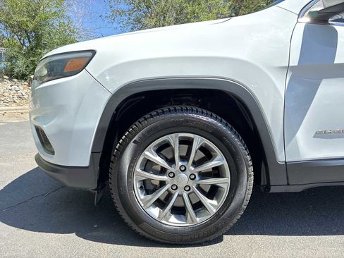 Used 2019 Jeep Cherokee Latitude Plus w/ Comfort/Convenience Group AWD/4WD image 18