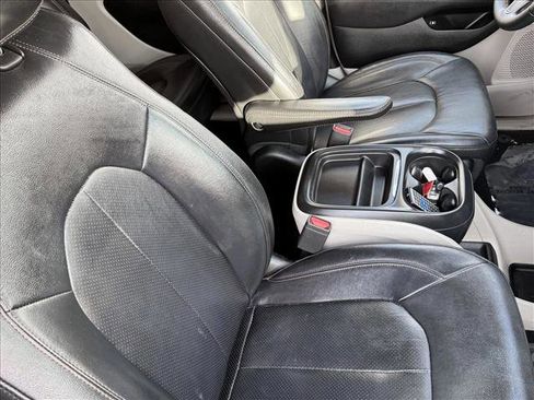 Used 2018 Chrysler Pacifica Touring-L image 19