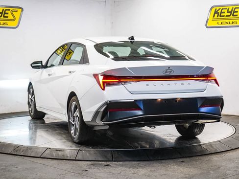 Used 2025 Hyundai Elantra SEL image 2