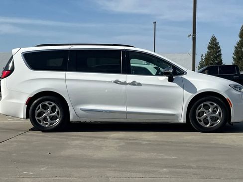 Used 2023 Chrysler Pacifica Limited image 9