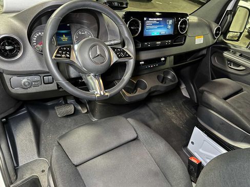 Used 2025 Mercedes-Benz Sprinter 2500 image 24
