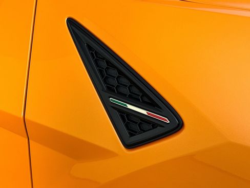 Used 2025 Lamborghini Urus SE AWD/4WD image 9