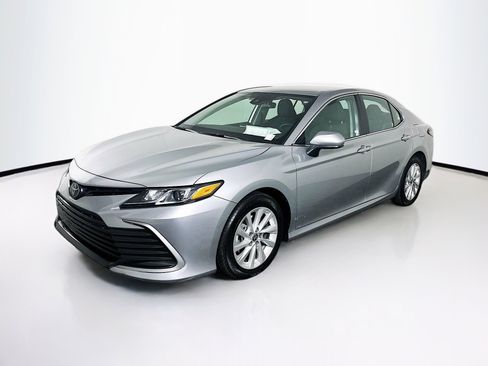 Used 2024 Toyota Camry LE image 3