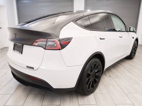 Used 2023 Tesla Model Y AWD image 5