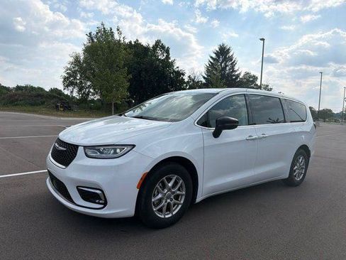 Certified 2024 Chrysler Pacifica Touring-L FWD image 1