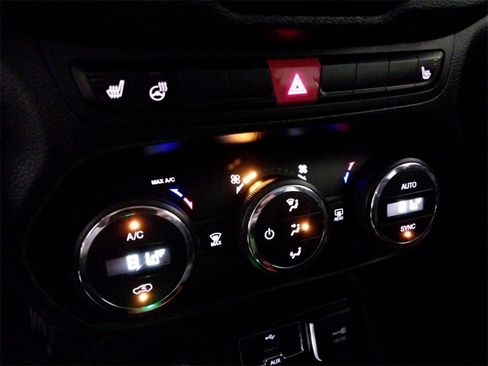 Certified 2017 Jeep Renegade Trailhawk w/ Premium Trailhawk Package image 16