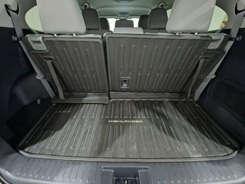 Used 2023 Toyota Highlander LE AWD/4WD image 21