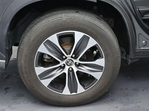 Used 2022 Toyota Highlander XLE FWD image 40