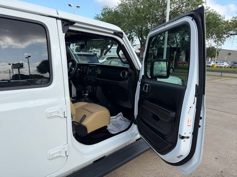 Used 2019 Jeep Wrangler Unlimited Sahara image 18
