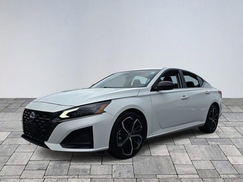 Used 2024 Nissan Altima 2.5 SR image 3