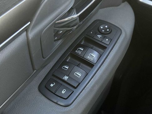 Used 2019 RAM 1500 Classic SLT w/ Luxury Group image 15