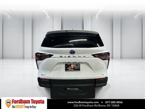 Used 2026 Toyota Sienna LE FWD image 5