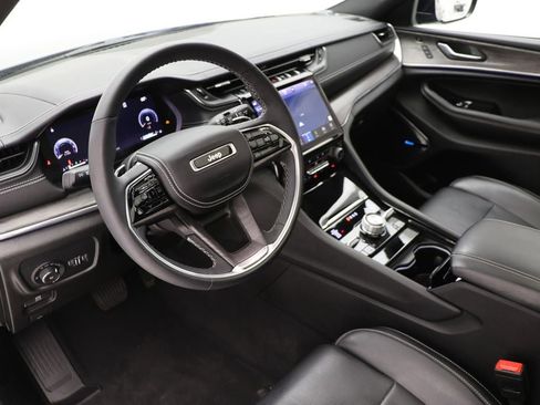 Used 2023 Jeep Grand Cherokee Overland w/ Luxury Tech Group IV AWD/4WD image 14