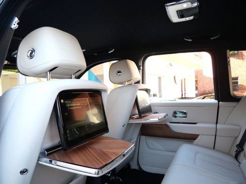 Used 2023 Rolls-Royce Cullinan w/ Cullinan Package image 26