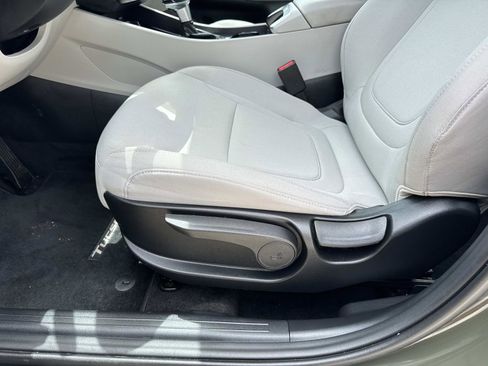 Used 2025 Hyundai Tucson SE FWD image 16