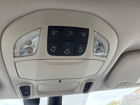 Used 2018 Chrysler Pacifica Limited w/ Tire & Wheel Group FWD image 21