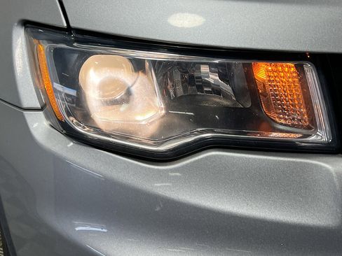 Used 2018 Jeep Grand Cherokee Limited image 12