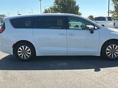 Used 2023 Chrysler Pacifica Touring-L image 2