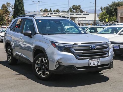 Used 2025 Subaru Forester Premium AWD/4WD image 2
