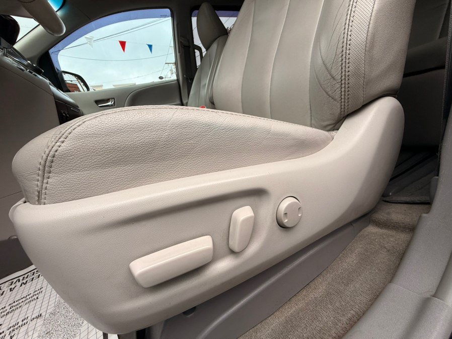 Used 2013 Toyota Sienna XLE w/ Premium Pkg AWD/4WD image 26
