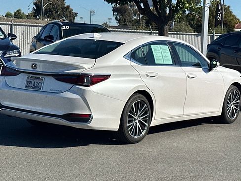 Used 2025 Lexus ES 300h w/ Premium Package image 4