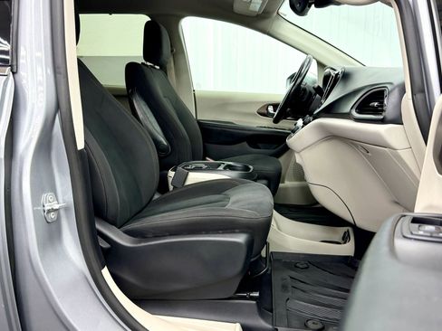 Used 2019 Chrysler Pacifica Touring Plus w/ Advanced Safetytec Group image 9