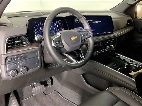 Used 2025 Chevrolet Suburban Premier image 18