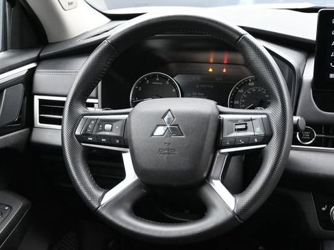 Used 2025 Mitsubishi Outlander SE FWD image 14