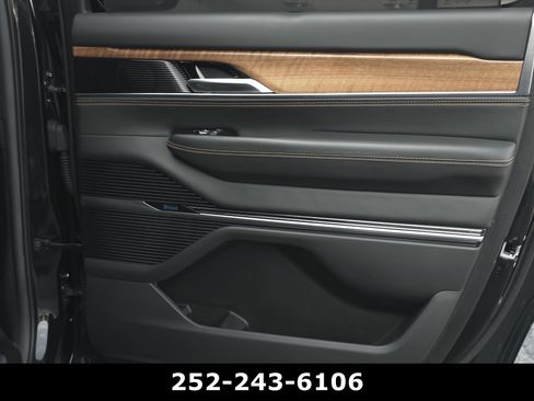 Used 2023 Jeep Grand Wagoneer Series III AWD/4WD image 53