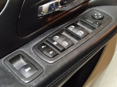 Used 2016 Dodge Grand Caravan SXT image 27