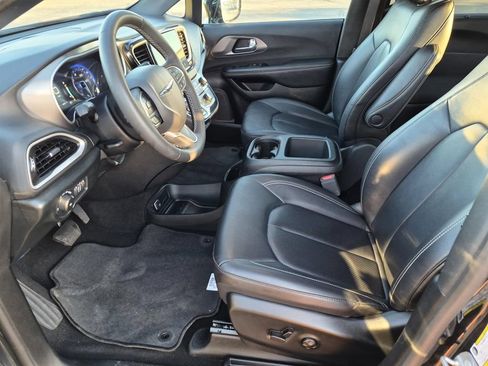 Used 2025 Chrysler Pacifica Select FWD image 10