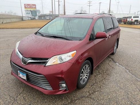 Used 2020 Toyota Sienna XLE image 3