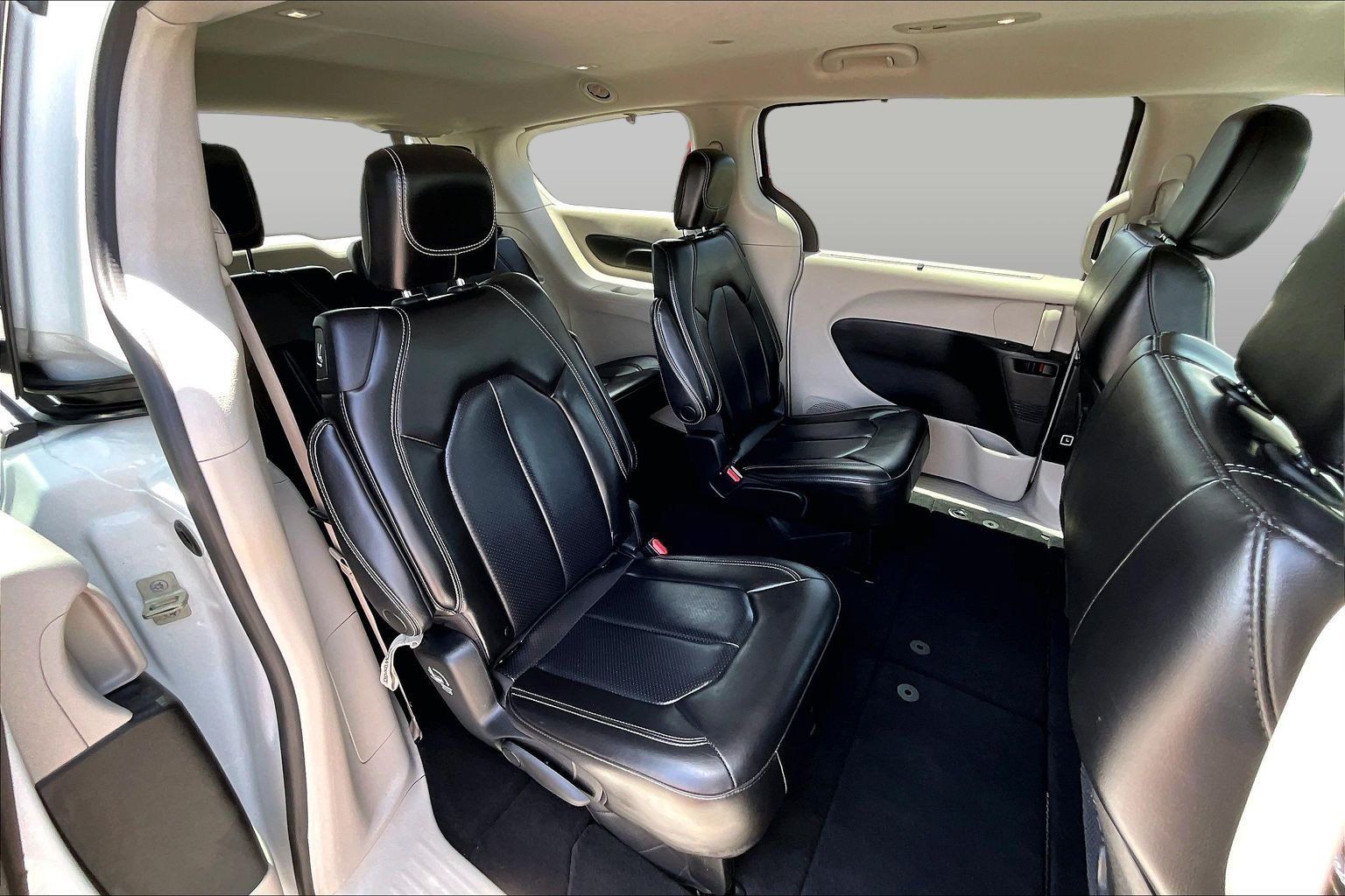 Used 2023 Chrysler Pacifica Touring-L FWD image 28
