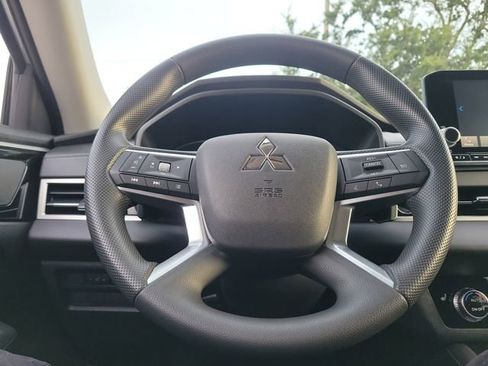Used 2025 Mitsubishi Outlander ES image 25