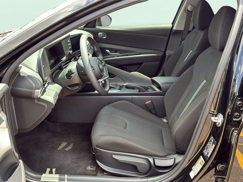 Used 2025 Hyundai Elantra SE FWD image 12