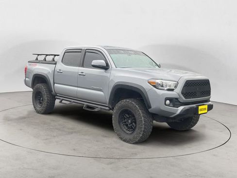 Used 2019 Toyota Tacoma TRD Off-Road w/ Technology Package image 7