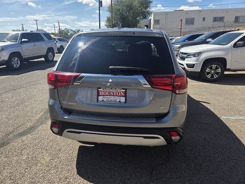 Used 2020 Mitsubishi Outlander SE FWD image 2