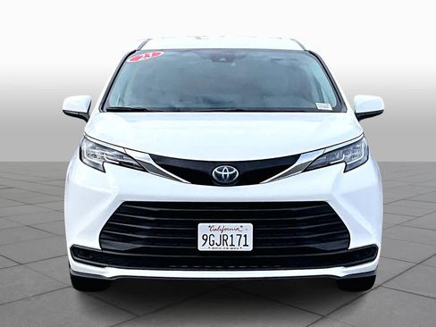Certified 2023 Toyota Sienna LE image 3
