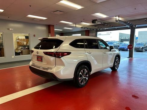 Used 2023 Toyota Highlander XLE AWD/4WD image 4