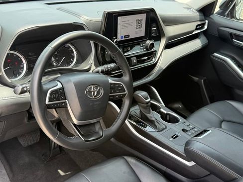Used 2023 Toyota Highlander XLE FWD image 9