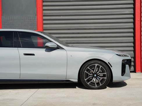 Used 2023 BMW 760i xDrive image 3