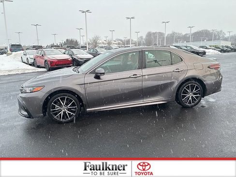 Used 2024 Toyota Camry SE image 14