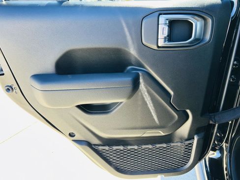 Used 2024 Jeep Gladiator Mojave w/ Technology Group image 25