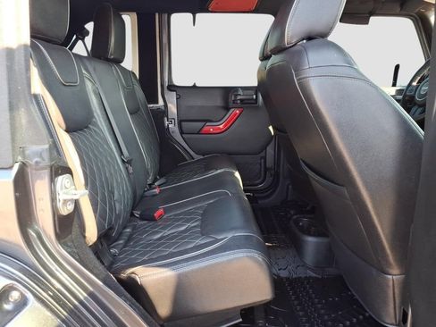 Used 2017 Jeep Wrangler Unlimited Rubicon w/ Connectivity Group AWD/4WD image 12