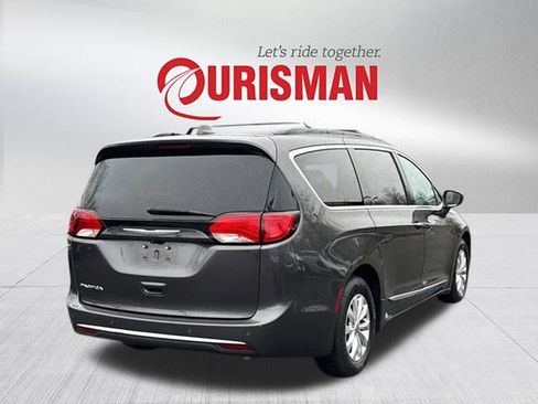 Used 2017 Chrysler Pacifica Touring-L image 2