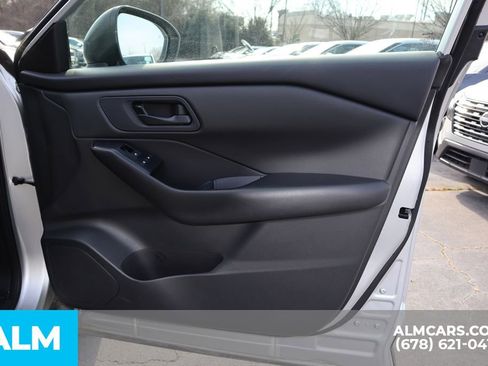 Used 2024 Nissan Rogue S image 27