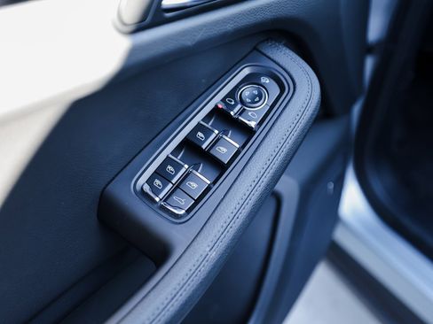 Certified 2025 Porsche Macan image 22