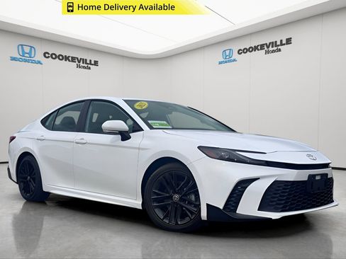 Used 2025 Toyota Camry SE FWD image 1