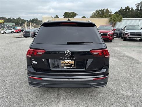 Used 2022 Volkswagen Tiguan SE w/ Panoramic Sunroof Package image 5