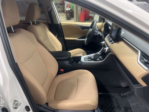 Used 2020 Toyota RAV4 XLE w/ Convenience Package image 9